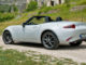 Ein weißer Mazda MX-5 steht 2015 auf einem Feldweg.