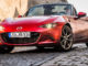 2019 MX-5 Transfagarasan Experience, roter Roadster steht auf abschüssiger Straße aus Kopfsteinpflaster.