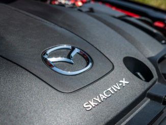All-New Mazda3 Skyactiv-X, 2019, Soul Red Crystal, Detailaufnahme eines roten Mazda3 von 2018