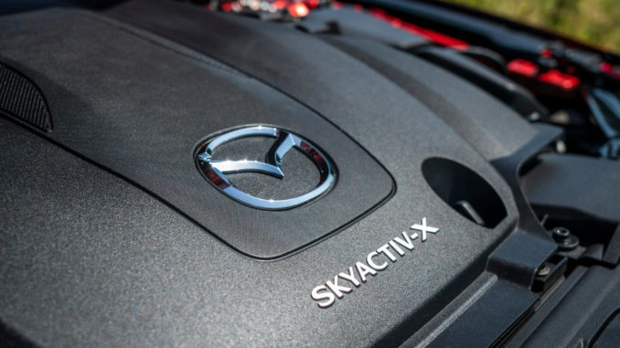 All-New Mazda3 Skyactiv-X, 2019, Soul Red Crystal, Detailaufnahme eines roten Mazda3 von 2018