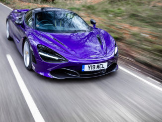 Ein McLaren 720S fährt 2018 über eine Landstraße.