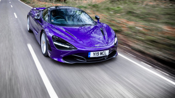 Ein McLaren 720S fährt 2018 über eine Landstraße.