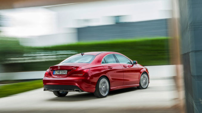 Ein roter Mercedes-Benz CLA-Klasse, CLA 220 CDI, fährt auf eine Hecke zu.