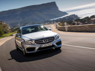 Eine Mercedes-Benz C-Klasse, C 180 BlueTEC, in Silber fährt im Mai 2015 auf einer Küstenstraße.