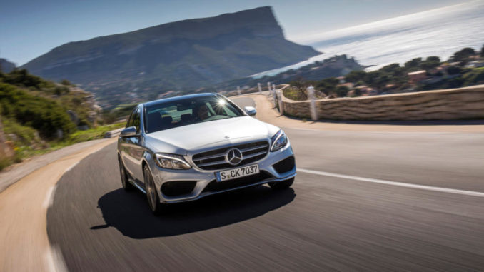 Eine Mercedes-Benz C-Klasse, C 180 BlueTEC, in Silber fährt im Mai 2015 auf einer Küstenstraße.