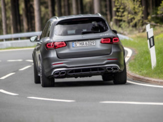 Ein Mercedes-AMG GLC 63 S 4MATIC+ ,designo selenitgrau magno, AMG Leder Nappa zweifarbig magmagrau/schwarz fährt 2019 auf einer Landstraße.