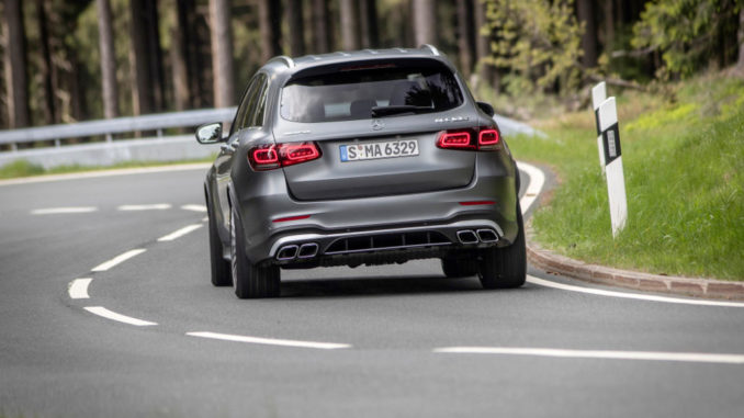 Ein Mercedes-AMG GLC 63 S 4MATIC+ ,designo selenitgrau magno, AMG Leder Nappa zweifarbig magmagrau/schwarz fährt 2019 auf einer Landstraße.