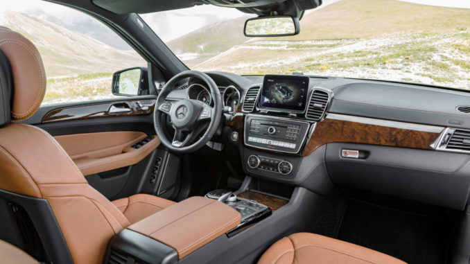 Mercedes-Benz GLS 350 d 4MATIC, Interieur: Leder sattelbraun/schwarz, Zierteile: Holz Wurzelnuss glänzend.