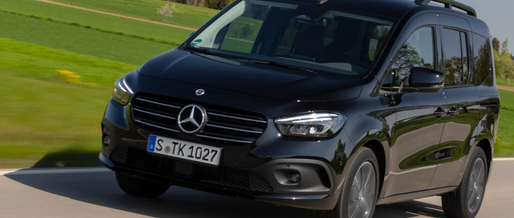 Eine blaue Mercedes T-Klasse fährt 2022 über eine deutsche Landstraße.