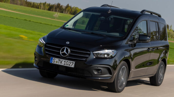 Eine blaue Mercedes T-Klasse fährt 2022 über eine deutsche Landstraße.