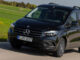 Eine blaue Mercedes T-Klasse fährt 2022 über eine deutsche Landstraße.