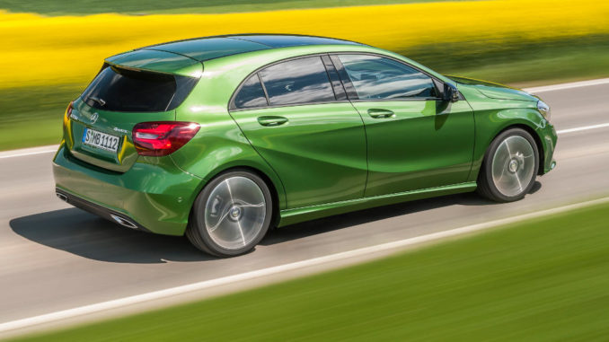 Mercedes-Benz A-Klasse (W176) 220d 4MATIC (Style), elbaitgrün, fährt 2015 an einem Rapsfeld vorbei.