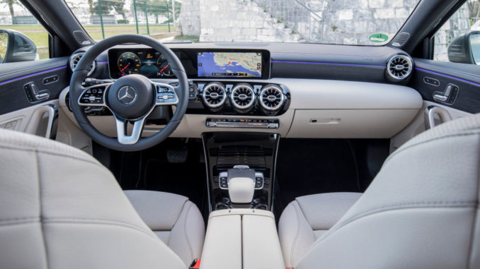 Interieur eines Mercedes-Benz A 180 d, Progressive, mountaingrau, Leder macchiatobeige/schwarz, aufgenommen 2018.
