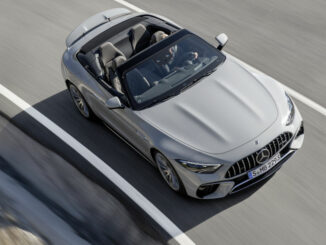 Ein grauer Mercedes-AMG SL 55 4MATIC+ fährt 2021 auf einer Landstraße.