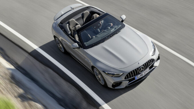 Ein grauer Mercedes-AMG SL 55 4MATIC+ fährt 2021 auf einer Landstraße.