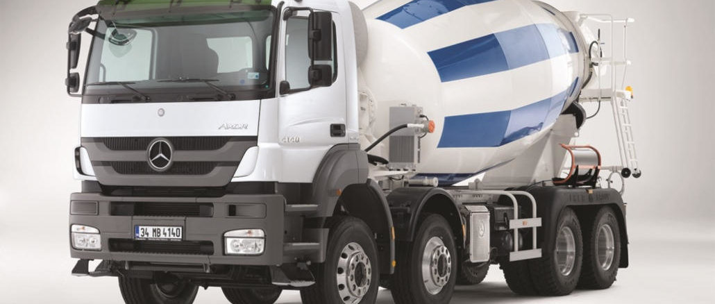 Der Mercedes-Benz Axor 4140 mit Betonmischer-Aufbau für den Einsatz in der Baubranche.