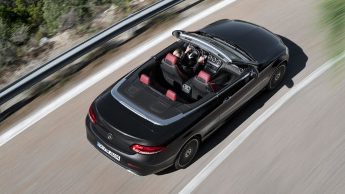 Mercedes-Benz C-Klasse Cabriolet Avantgarde, Exterieur: graphitgrau, Interieur: Leder cranberryrot/schwarz, von oben fotografiert auf einer Passtraße im Frühjahr 2018.