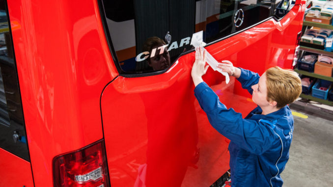 Das EvoBus Werk Mannheim ist mit knapp 3.500 Beschäftigten einer der größten Arbeitgeber in der Region. In der Montage bringt eine Mitarbeiterin den Schriftzug „Citaro“ auf den Omnibus auf.