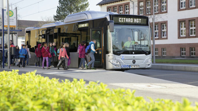 Mercedes-Benz Citaro NGT mit LED-Scheinwerfern; M 936 G mit 222 kW/302 PS; 7,7 L Hubraum; CNG-Behälter: 6-Flaschen-Aufdach-Anlage mit Fassungsvolumen ca. 1.290 Liter; 6-Gang-Automatikgetriebe; Länge/Breite/Höhe: 12.135/2.550/3.389 mm; Lackierung: Anthrazit; Beförderungskapazität: 1/96; Sitzbezüge: oceanblau, delphinblau, orange.