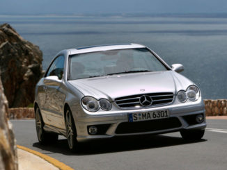 Ein silberner Mercedes-Benz CLK-Klasse, CLK 63 AMG Coupé, fährt 2006 auf einer Küstenstraße