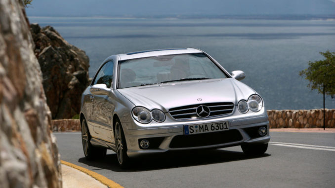 Ein silberner Mercedes-Benz CLK-Klasse, CLK 63 AMG Coupé, fährt 2006 auf einer Küstenstraße