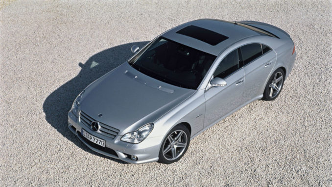 Ein silberner Mercedes-Benz CLS 63 AMG (C219), steht 2006 auf einer Kiesfläche.