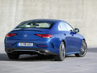 Mercedes-Benz CLS Coupé, fotografiert 2021; Exterieur: spektralblau metallic, AMG Line; Interieur: designo Nappaleder Exclusiv in tiefweiß/schwarz, Holz hochglänzend grau, AMG Line, designo Lenkrad zweifarbig in Leder Nappa