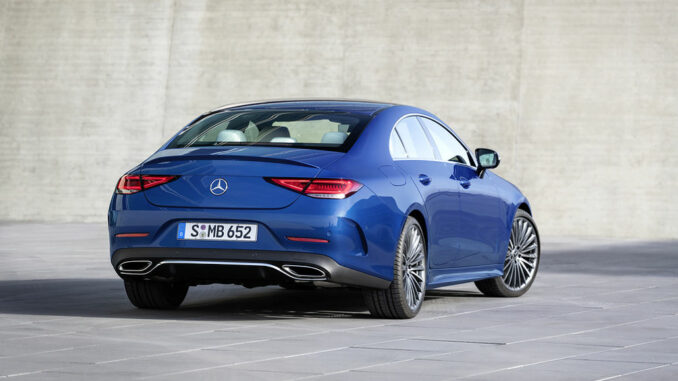 Mercedes-Benz CLS Coupé, fotografiert 2021; Exterieur: spektralblau metallic, AMG Line; Interieur: designo Nappaleder Exclusiv in tiefweiß/schwarz, Holz hochglänzend grau, AMG Line, designo Lenkrad zweifarbig in Leder Nappa