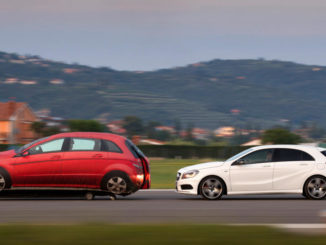 Eine weiße Mercedes-Benz A-Klasse fährt 2012 auf einer Teststrecke zur Demonstration des Notbremsassistenten(, A 250 Sport, COLLISION PREVENTION ASSIST, Balloon Car).