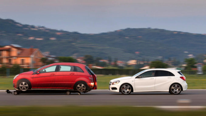 Eine weiße Mercedes-Benz A-Klasse fährt 2012 auf einer Teststrecke zur Demonstration des Notbremsassistenten(, A 250 Sport, COLLISION PREVENTION ASSIST, Balloon Car).