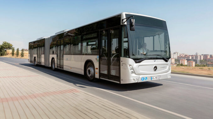 Ein silberner Mercedes Conecto fährt auf einer Straße am Stadtrand. Daimler Buses konnte im Januar einen Großauftrag über 500 Stadtbusse für Marokko verbuchen. Veröffentlichungsdatum 30.01.2020.