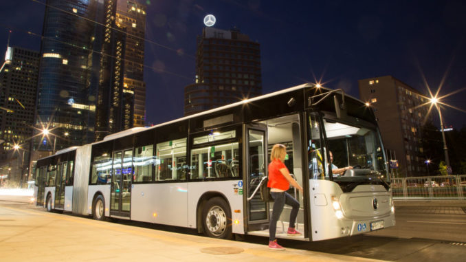 Im Bild ein silberner Mercedes-Benz Conecto Gelenkbus mit 18,12 Meter Länge. Beispiele für den hohen Standard der Sicherheitstechnik sind das elektronische Stabilitätsprogramm ESP beim Solo-Fahrzeug und der Knickschutz beim Gelenkbus ATC (Articulation Turntable Controller) von Mercedes-Benz sowie die Vorderachse mit Einzelradaufhängung. Veröffentlichungsdatum: 05.09.2016