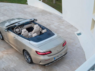 Mercedes-Benz E-Klasse Cabriolet; 2017; Exterieur: aragonitsilber metallic, AMG Line; Interieur: yachtblau / macchiatobeige; Zierteile: Holz sen hellbraun glänzend