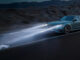 Mercedes DIGITAL LIGHT in einer E-Klasse von 2023 mit Projektionsfunktion unterstützt während der Fahrt mit dynamischen Markierungen auf der Fahrbahn: Spurhalte-Warnung und Richtungsweisung.