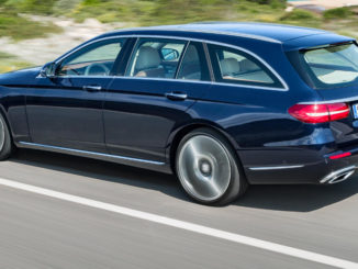 Eine Mercedes-Benz E-Klasse T-Modell, E 350 d, Exterieur: Exclusive Line, cavansitblau, fährt 2016 eine Straße am Strand entlang.