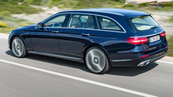 Eine Mercedes-Benz E-Klasse T-Modell, E 350 d, Exterieur: Exclusive Line, cavansitblau, fährt 2016 eine Straße am Strand entlang.