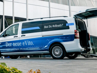 Ein silberner Mercedes eVito Tourer mit Umbau zur Beförderung von Rollstuhlfahrern steht 2021 vor dem Werksmuseum in Stuttgart.