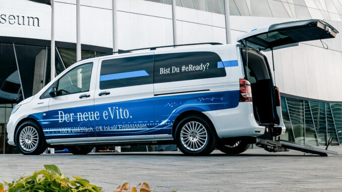 Ein silberner Mercedes eVito Tourer mit Umbau zur Beförderung von Rollstuhlfahrern steht 2021 vor dem Werksmuseum in Stuttgart.