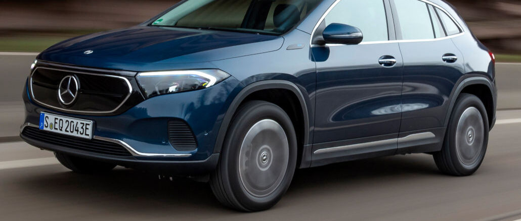 Mercedes EQA, exterior: denim blue, Electric Art; fährt 2021 vor einer Lärmschutzwand.