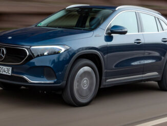 Mercedes EQA, exterior: denim blue, Electric Art; fährt 2021 vor einer Lärmschutzwand.