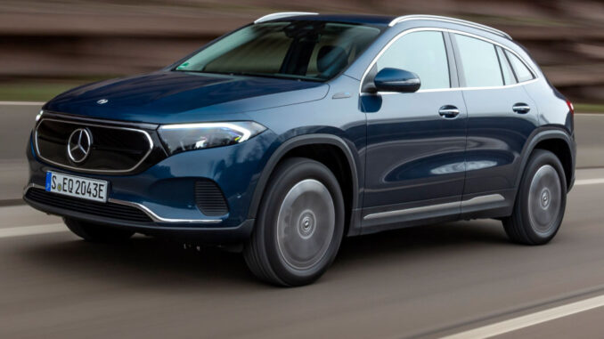 Mercedes EQA, exterior: denim blue, Electric Art; fährt 2021 vor einer Lärmschutzwand.