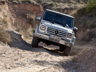 Mercedes-Benz G-Klasse, G 350 BlueTEC, Modelljahr 2012, fährt durchs Gelände.