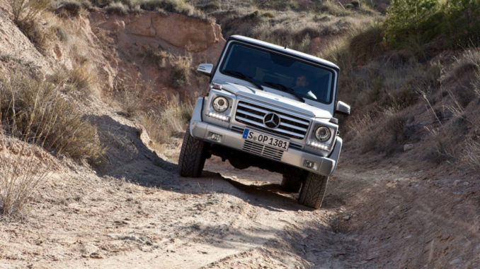 Mercedes-Benz G-Klasse, G 350 BlueTEC, Modelljahr 2012, fährt durchs Gelände.