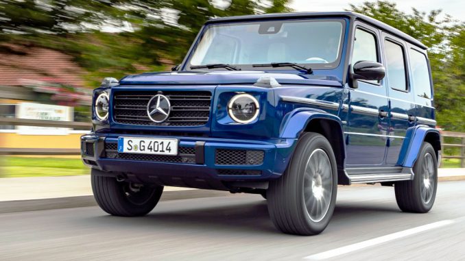 Ein Mercedes-Benz G 400 d; brilliant blau; Leder Nappa macchiatobeige/yachtblau fährt 2019 durch ein Dorf bei Graz.