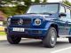 Ein Mercedes-Benz G 400 d; brilliant blau; Leder Nappa macchiatobeige/yachtblau fährt 2019 durch ein Dorf bei Graz.