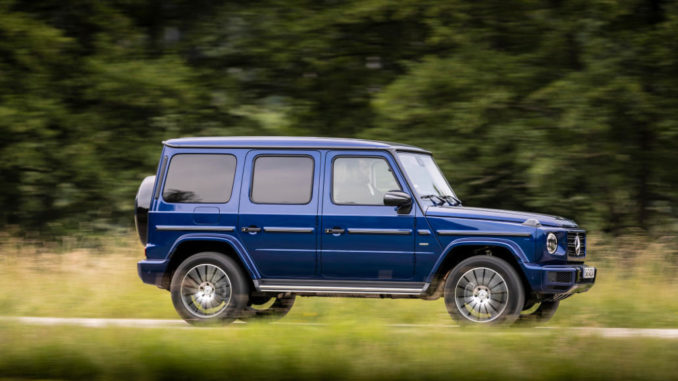 Ein Mercedes-Benz G 400 d; brilliant blau; Leder Nappa macchiatobeige/yachtblau, fährt 2019 auf einem Waldweg.