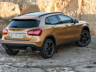 Mercedes-Benz GLA 220d 4MATIC, canyonbeige, fährt 2017 durch eine Felsenschlucht