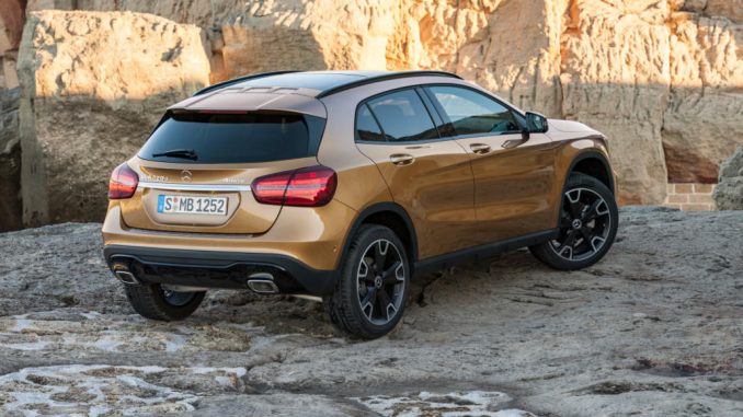 Mercedes-Benz GLA 220d 4MATIC, canyonbeige, fährt 2017 durch eine Felsenschlucht