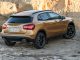 Mercedes-Benz GLA 220d 4MATIC, canyonbeige, fährt 2017 durch eine Felsenschlucht