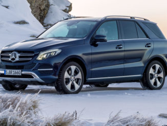 Ein Mercedes GLE 250 d, 2015, Exterieur: Cavansitblau Metallic, steht 2015 auf eienm Berg im Schnee.